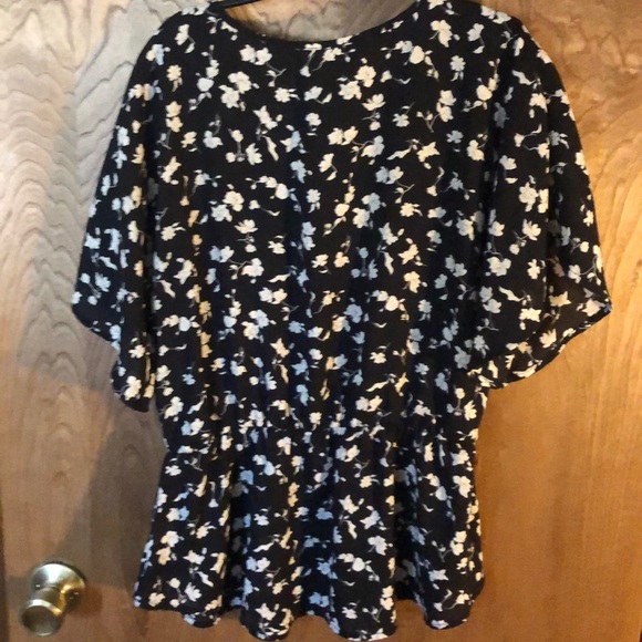 Black and wife floral blouse button up - Picture 3 of 3